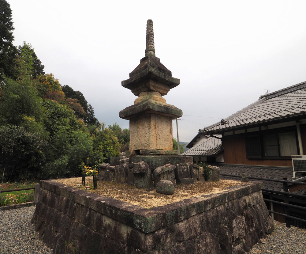 廃少菩提寺石造多宝塔