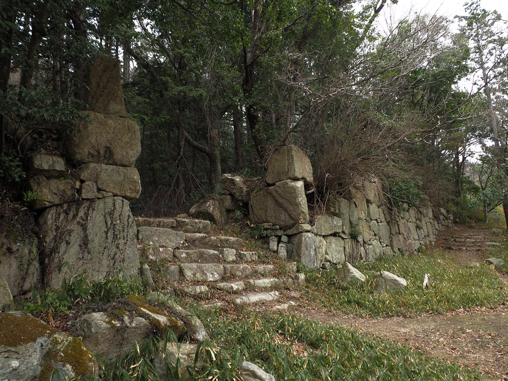 観音寺城平井丸石垣