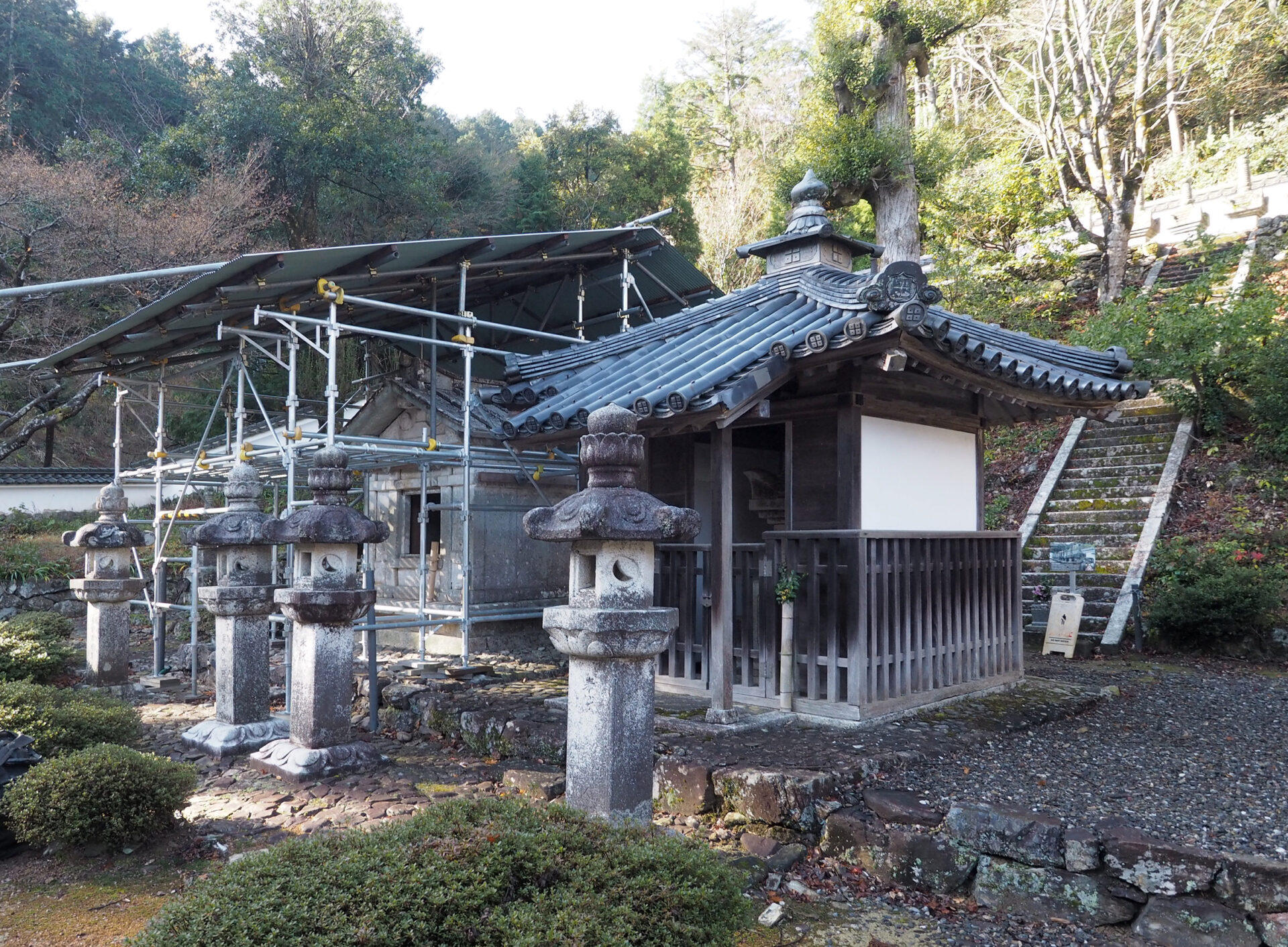 清瀧寺京極家墓所下段