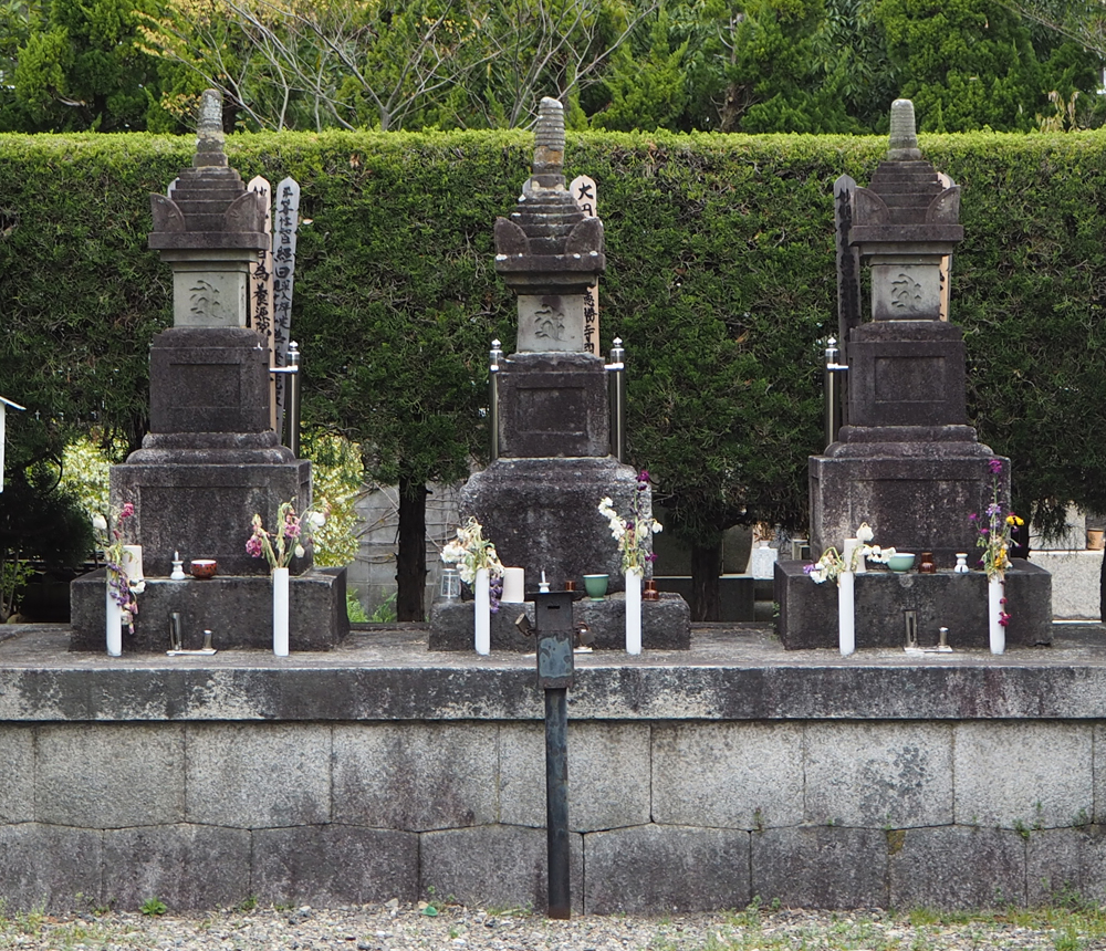 徳勝寺浅井三代墓