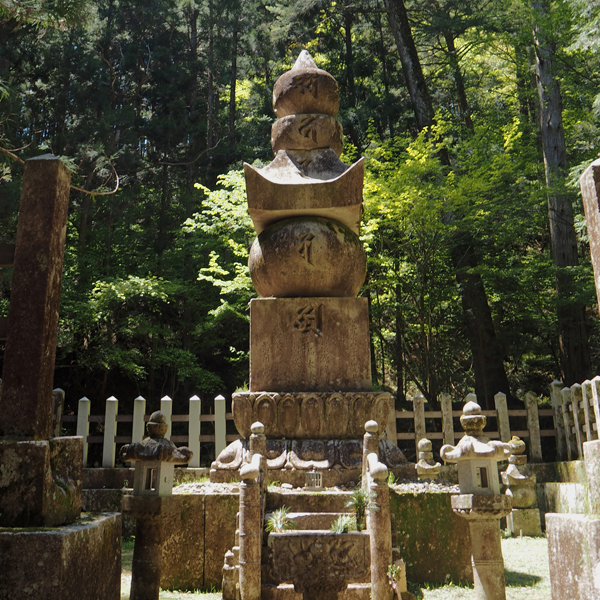 浅井三姉妹 江(崇源院) 墓 (2)