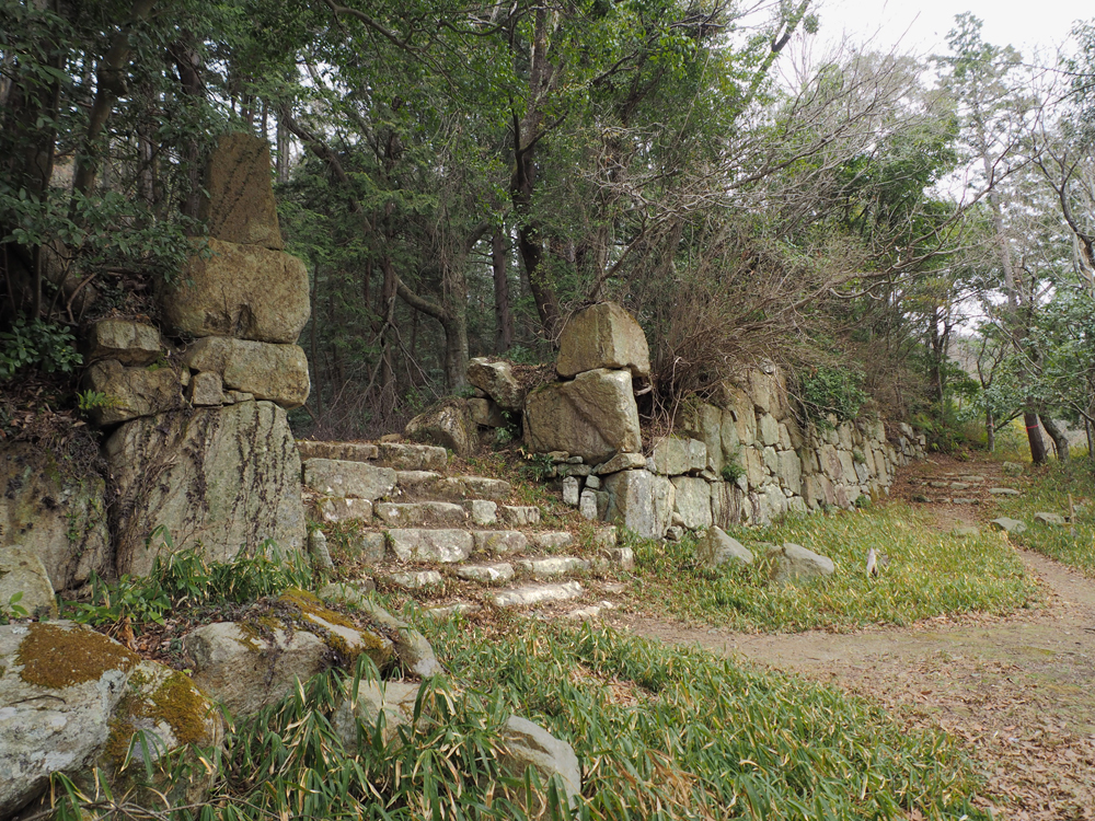 観音寺城伝平井丸虎口