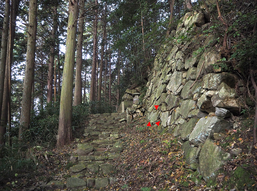 御茶屋平虎口前