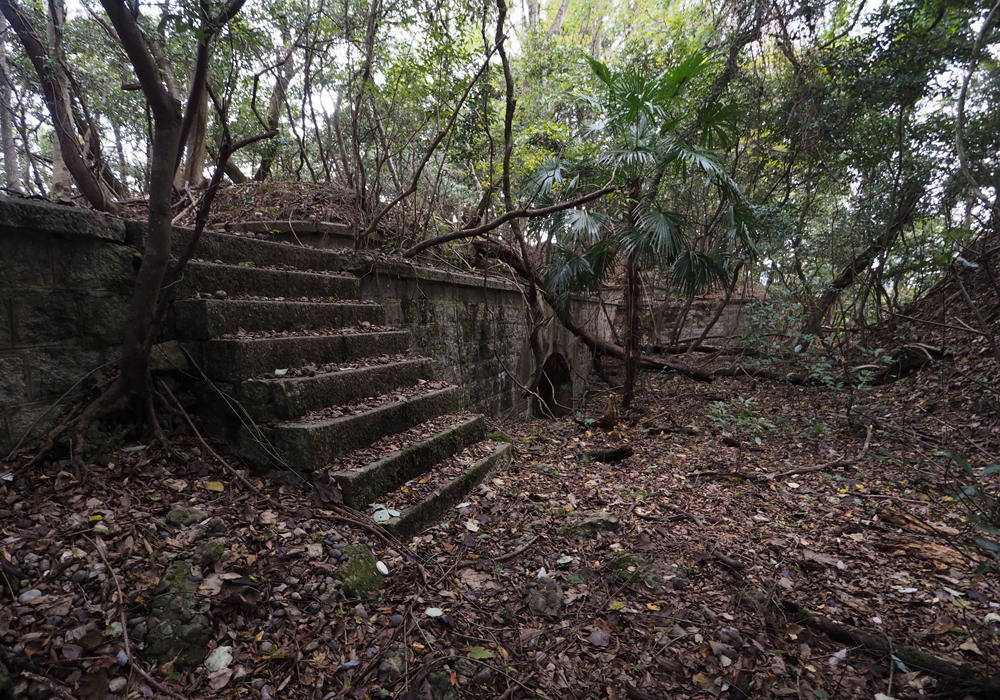 砲座昇降石段・1号砲側庫