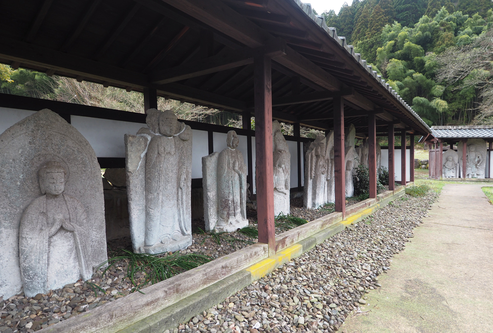 石仏群 南東覆屋