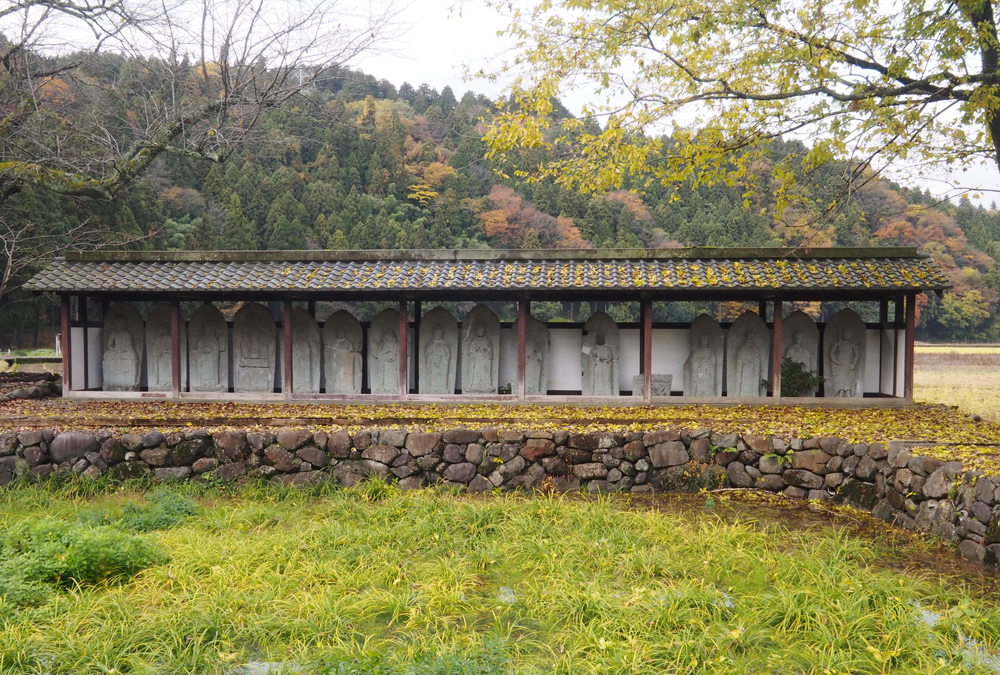 石仏群 北東覆屋