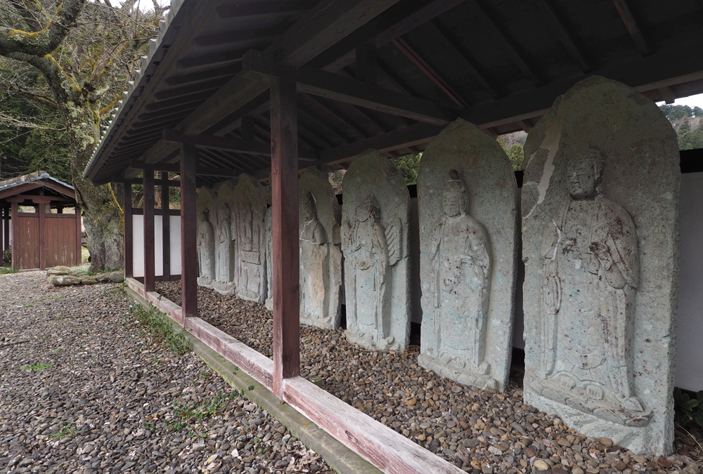 石仏群 北東覆屋