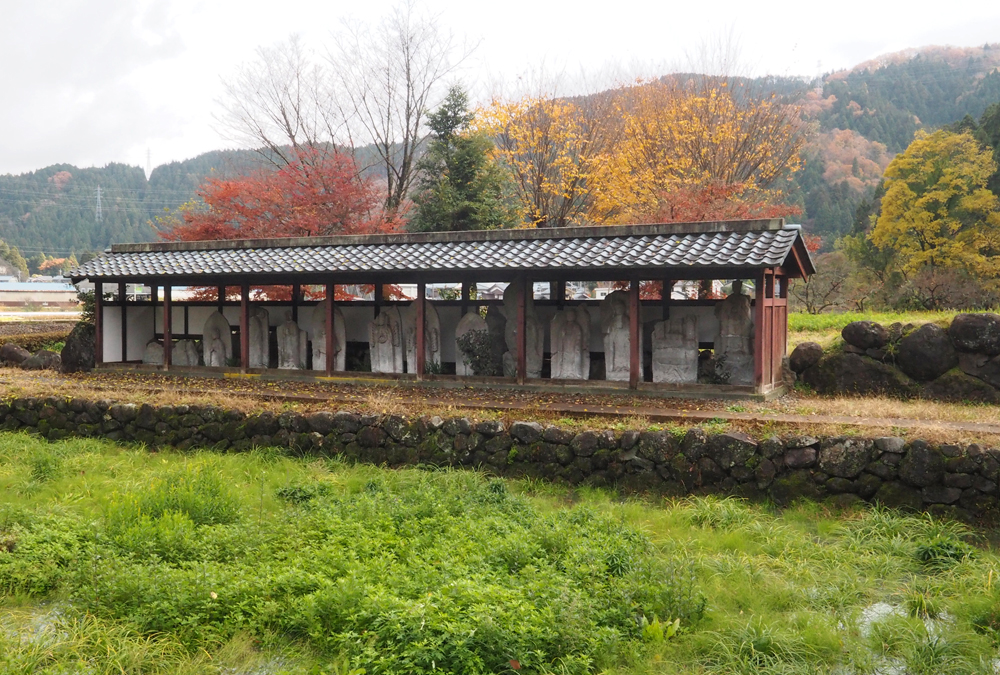 石仏群 南東覆屋