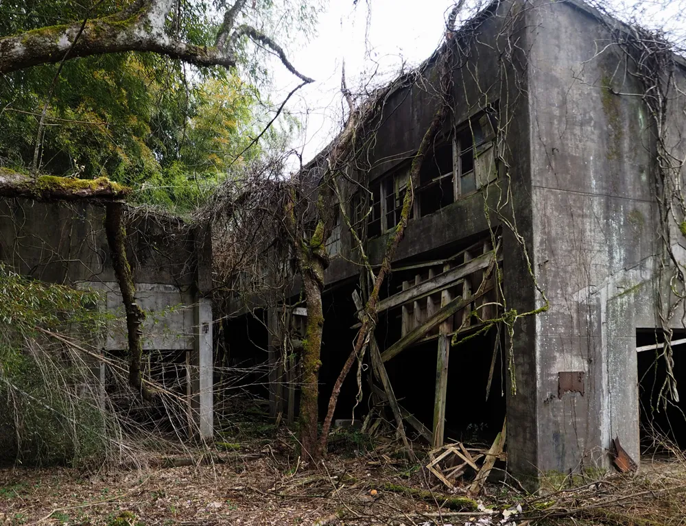 第三海軍火薬廠砲熕谷南区 中央西棟(右)、付属西南棟