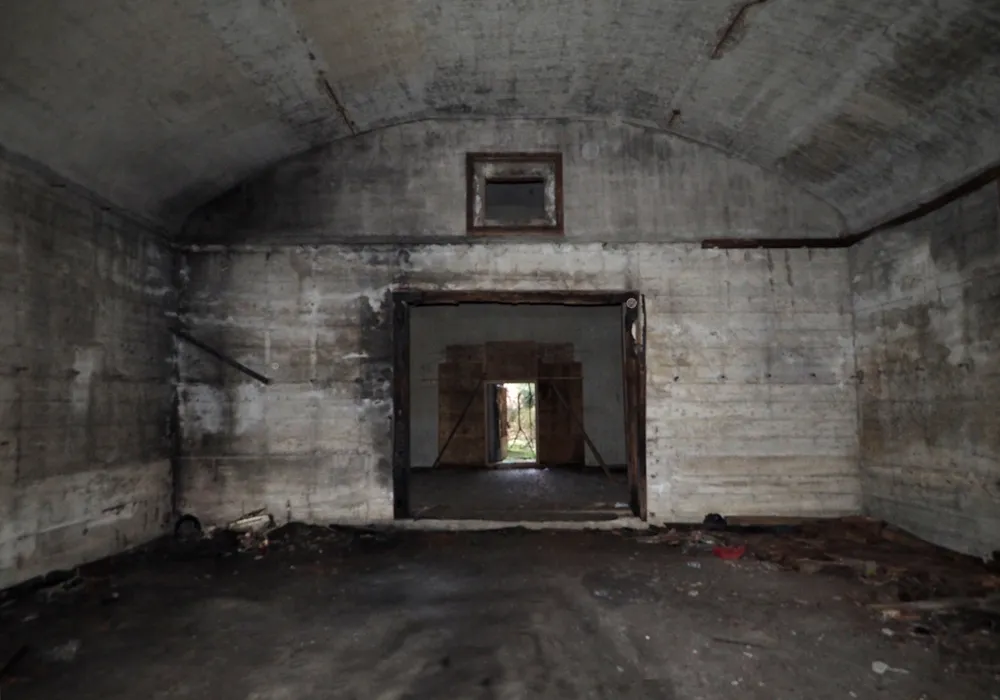 第三海軍火薬廠覆土式火薬庫内部