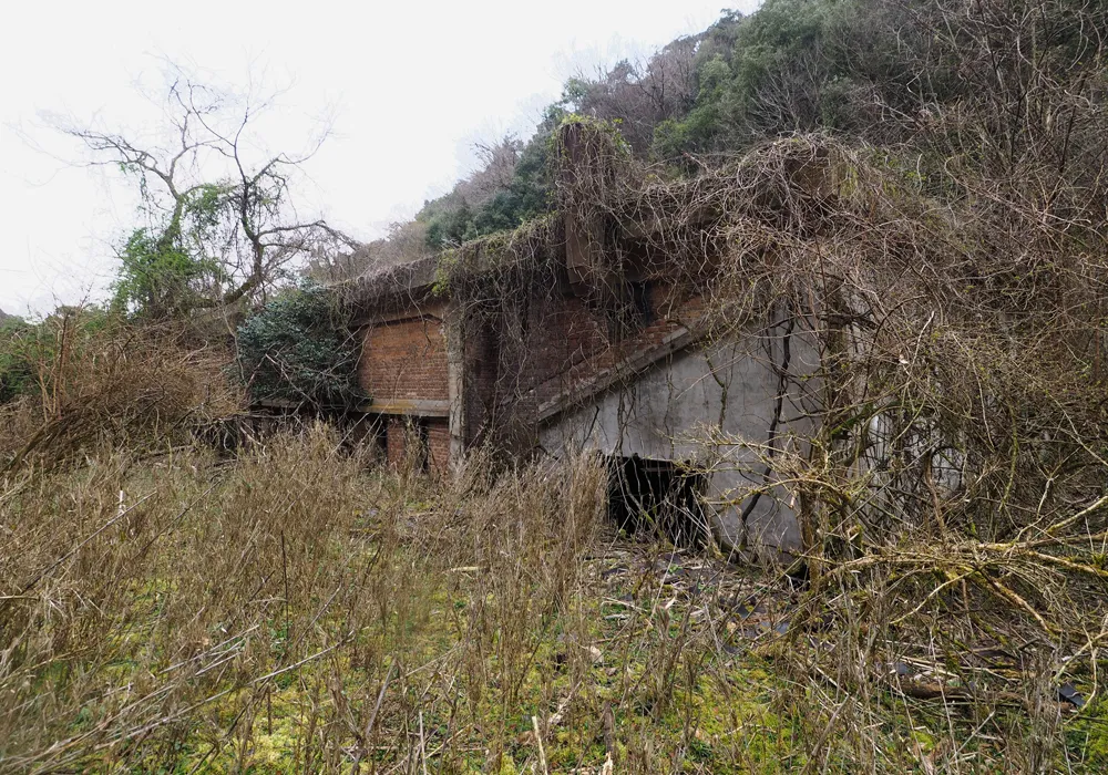 乾燥場谷3区 乾燥爆薬置場