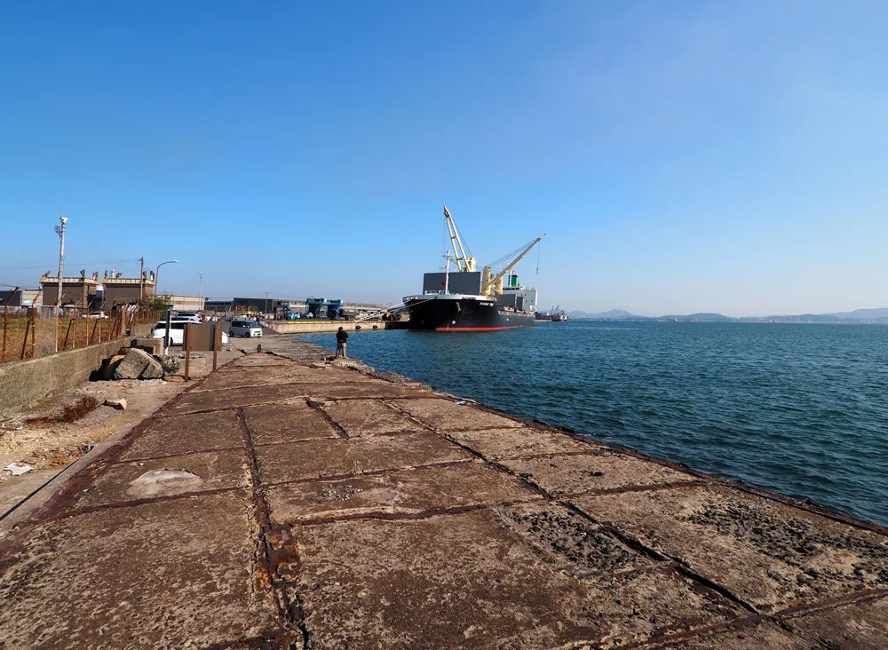 軍鑑防波堤駆逐艦柳船首側