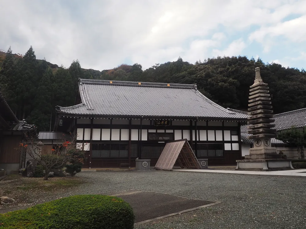 芳春寺本堂