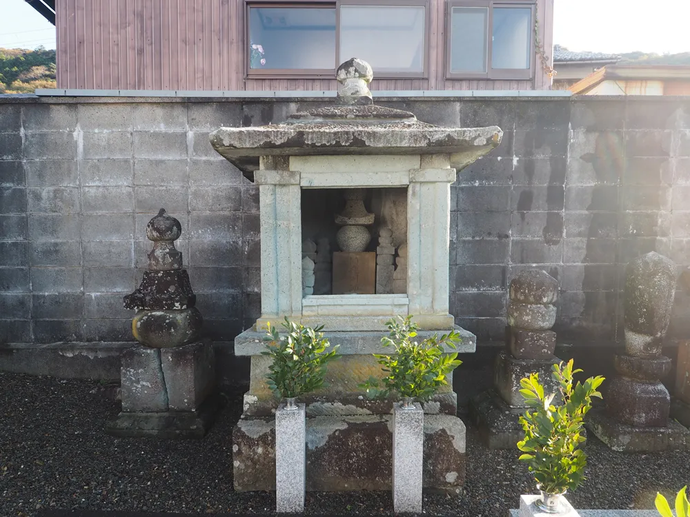 極楽寺 石廟