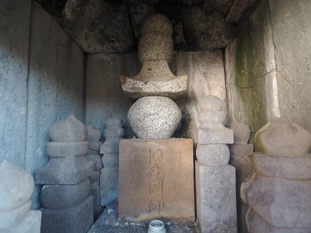 極楽寺 石廟内部